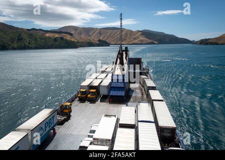 Lastwagen auf der Fähre Bluebridge Cook Strait in den Marlborough Sounds, South Island, Neuseeland Stockfoto