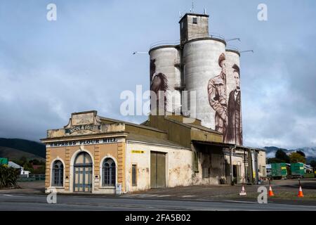 Grain Silos mit Wandmalereien in Empire Flour Mill, Waimate, South Canterbury, South Island, Neuseeland Stockfoto