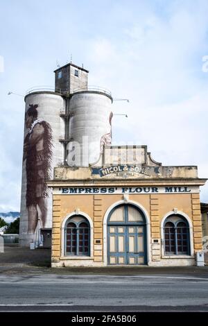 Grain Silos mit Wandmalereien in Empire Flour Mill, Waimate, South Canterbury, South Island, Neuseeland Stockfoto