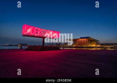 Copenhagen Operahouse bei Sonnenaufgang mit dem verstehenden Zeichen, das sich eindreht Vorne Stockfoto