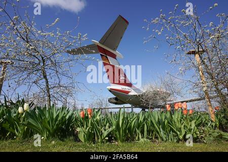 Gollenberg, Deutschland. April 2021. Die 'Lady Agnes', eine Iljuschin 62 der Airline Interflug, steht auf dem Flugplatz Stölln/Rhinow. Das 1973 gebaute Passagierflugzeug war am 23. Oktober 1989 auf einer nur 800 Meter langen Landebahn gelandet. Quelle: Jörg Carstensen/dpa/Alamy Live News Stockfoto