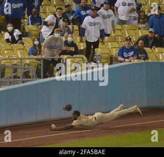 Los Angeles, Vereinige Staaten. April 2021. Der linke Fielder von San Diego Padres, Jurickson Profar, rutscht, als er den Ball verpasst, der am Donnerstag, den 22. April 2021, vom Los Angeles Dodgers' Catcher will Smith im achten Inning im Dodger Stadium in Los Angles getroffen wurde. Der Hintermann nannte es ein Foul, aber im Rückblick traf es eindeutig die Linie, so dass Smith ein Double gegeben wurde, wobei Justin auf den dritten Platz ging. Die Padres besiegten die Dodgers 3-2. Foto von Jim Ruymen/UPI Credit: UPI/Alamy Live News Stockfoto