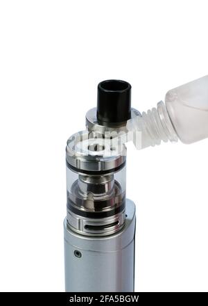 E-Zigarette. Befüllung des Zerstäubertanks mit E-Liquid auf weißem Hintergrund. Stockfoto