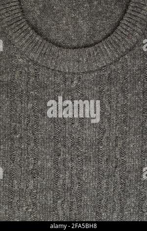 Ein Rundhalsausschnitt (oder Rundhalsausschnitt) ist eine Art Hemd oder Pullover mit rundem Ausschnitt. Strickmode. Stockfoto