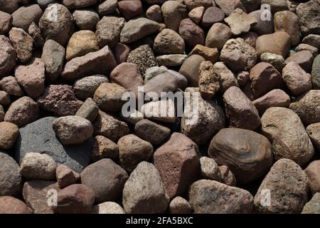 Kies, Kieselsteine Tausende von kleinen Steinen bilden einen interessanten Hintergrund. Stockfoto