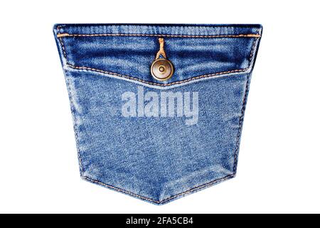 Blaue Jeanstasche mit Patte und Messingknopf aus Metall, weißer Hintergrund, isolierte Nahaufnahme, blaue Denim-Tasche, Jeansmuster, indigo Shabby Jeans Stockfoto