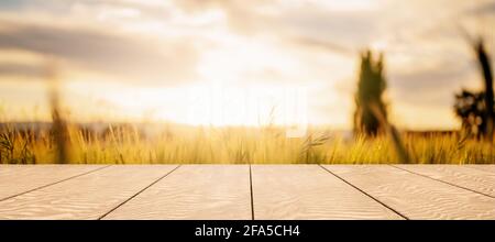 Holztisch mit verschwommenem Hintergrund des Weizenfeldes. Produktanzeige Stockfoto