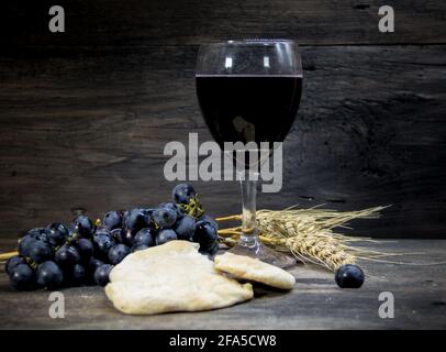 Kelch mit Wein und Trauben und saurem Brot, Symbol der Gemeinschaft Stockfoto