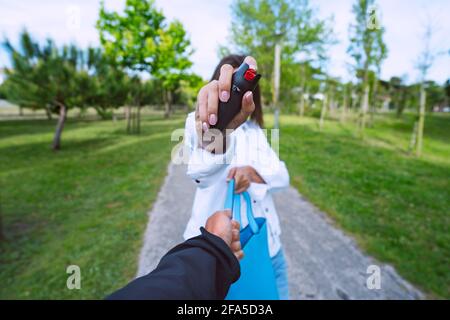 Frau, die Pfefferspray zur Selbstverteidigung verwendet. Frau, die sich gegen Dieb verteidigt Stockfoto