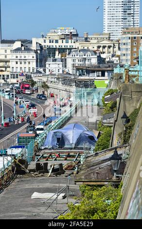 Brighton UK 23. April 2021 - EIN Campingplatz wurde auf den geschlossenen Madeira-Terrassen entlang der Strandpromenade von Brighton eingerichtet, die vom rat für die Öffentlichkeit gesperrt wurden, weil die Struktur gefährlich ist. Es wird angenommen, dass die Zelte von Obdachlosen aufgeschlagen wurden : Credit Simon Dack / Alamy Live News Stockfoto