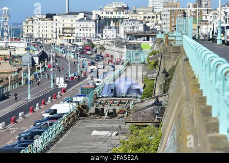 Brighton UK 23. April 2021 - EIN Campingplatz wurde auf den geschlossenen Madeira-Terrassen entlang der Strandpromenade von Brighton eingerichtet, die vom rat für die Öffentlichkeit gesperrt wurden, weil die Struktur gefährlich ist. Es wird angenommen, dass die Zelte von Obdachlosen aufgeschlagen wurden : Credit Simon Dack / Alamy Live News Stockfoto