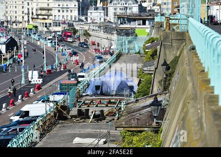 Brighton UK 23. April 2021 - EIN Campingplatz wurde auf den geschlossenen Madeira-Terrassen entlang der Strandpromenade von Brighton eingerichtet, die vom rat für die Öffentlichkeit gesperrt wurden, weil die Struktur gefährlich ist. Es wird angenommen, dass die Zelte von Obdachlosen aufgeschlagen wurden : Credit Simon Dack / Alamy Live News Stockfoto