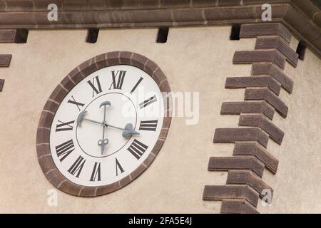 VAL DI FUNES, ITALIEN - 23. SEPTEMBER 2017: Ein Detail der Uhr auf dem Glockenturm der St. Peter Kirche gemalt, vor kurzem restauriert es zeigt all seine Stockfoto
