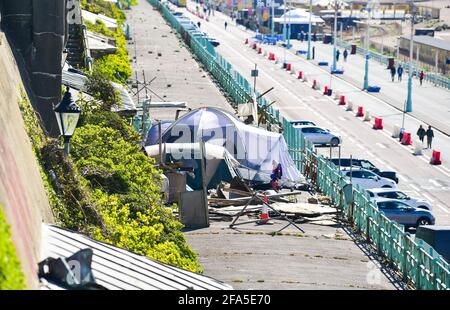 Brighton UK 23. April 2021 - EIN Campingplatz wurde auf den geschlossenen Madeira-Terrassen entlang der Strandpromenade von Brighton eingerichtet, die vom rat für die Öffentlichkeit gesperrt wurden, weil die Struktur gefährlich ist. Es wird angenommen, dass die Zelte von Obdachlosen aufgeschlagen wurden : Credit Simon Dack / Alamy Live News Stockfoto