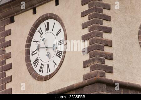 VAL DI FUNES, ITALIEN - 23. SEPTEMBER 2017: Ein Detail der Uhr auf dem Glockenturm der St. Peter Kirche gemalt, vor kurzem restauriert es zeigt all seine Stockfoto