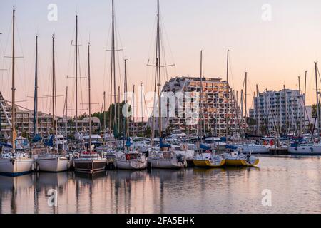 Dämmerung auf der Marina von La Grande-Motte im Hérault in der französischen Region Stockfoto