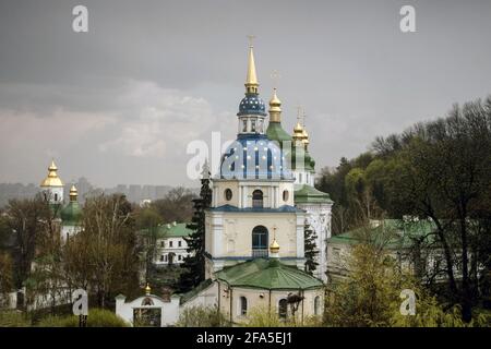 KIEW, UKRAINE - 22. APRIL 2021 - in Kiew, der Hauptstadt der Ukraine, sind das Kloster Vydubychi und sein Glockenturm abgebildet. Stockfoto