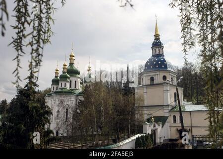 KIEW, UKRAINE - 22. APRIL 2021 - in Kiew, der Hauptstadt der Ukraine, sind das Kloster Vydubychi und sein Glockenturm abgebildet. Stockfoto