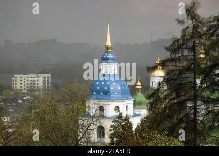 KIEW, UKRAINE - 22. APRIL 2021 - der Glockenturm ist auf dem Gelände des Klosters Wjdubytschi in Kiew, der Hauptstadt der Ukraine, abgebildet. Stockfoto