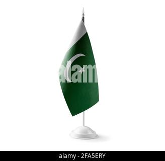 Kleine Nationalflagge Pakistans auf weißem Hintergrund Stockfoto