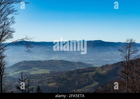 Moravskoslezske Beskydy Berge mit Lysa hora Hügel aus kleinen Wald Die Lichtung am Gipfel des Velka Cantoryje-Hügels in den Bergen der Slezse Beskiden Auf tschechisch Stockfoto