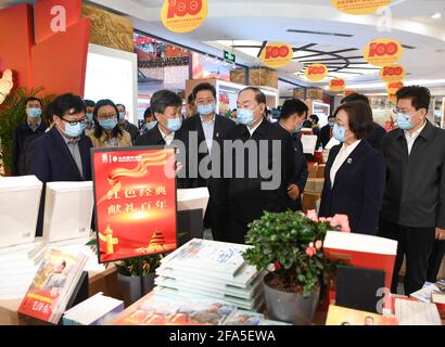 Peking, China. April 2021. Huang Kunming, Mitglied des Politbüros des Zentralkomitees der Kommunistischen Partei Chinas und Leiter der Abteilung für Öffentlichkeitsarbeit des Zentralkomitees der KPCh, nimmt am 23. April 2021 an einer Leseveranstaltung in Peking, der Hauptstadt Chinas, Teil. Quelle: Zhang Ling/Xinhua/Alamy Live News Stockfoto