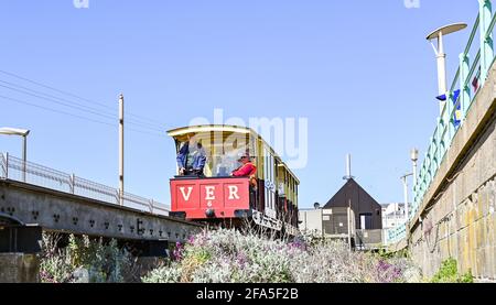 Brighton UK 23. April 2021 - Freiwillige, darunter der BBC-Nachrichtenleser Nichola Owen (vorne links) an der Volks Electric Railway an der Strandpromenade von Brighton, die sich heute auf die Wiedereröffnung Ende Mai für die Sommersaison vorbereiten. Die Volksbahn war die erste öffentliche elektrische Eisenbahn der Welt und wurde 1883 von Magnus Volk eröffnet. : Credit Simon Dack / Alamy Live News Stockfoto