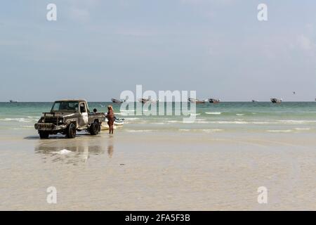 Angelmöglichkeiten am Strand in der Nähe des Dorfes Al-Khalufa, Oman. Der alte Toyota Landcruiser pflegte die Fischerboote ein. Stockfoto