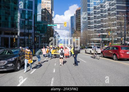 DOWNTOWN VANCOUVER, BC, KANADA - 02. APR 2021: Anti-Lockdown-Demonstranten marschieren aus Protest gegen die von der Regierung verhängte Schließung von Restaurants, um sich zu verlangsamen Stockfoto