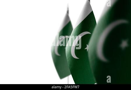 Kleine Nationalflaggen des Pakistan auf weißem Hintergrund Stockfoto