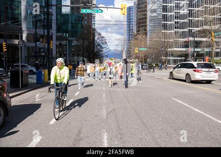 DOWNTOWN VANCOUVER, BC, KANADA - 02. APR 2021: Anti-Lockdown-Demonstranten marschieren aus Protest gegen die von der Regierung verhängte Schließung von Restaurants, um sich zu verlangsamen Stockfoto