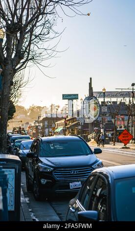 Autos parkten auf der Jefferson Street im Viertel Fisherman's Wharf in San Francisco. Stockfoto