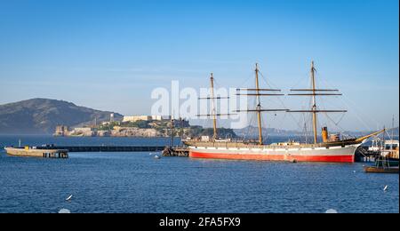 Balclutha ist ein 1,689 Tonnen schweres, dreimastiges, mit Stahlschlingen bedicktes Schiff im San Francisco Maritime National Historical Park in San Francisco. Stockfoto