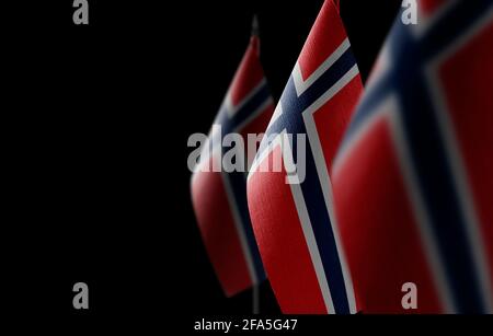 Kleine Nationalflaggen der Norwegen auf schwarzem Hintergrund Stockfoto