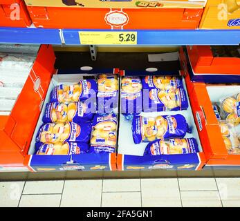 POZNAN, POLEN - 10. Feb 2016: Brotprodukte zum Verkauf in einem Lidl-Supermarkt Stockfoto