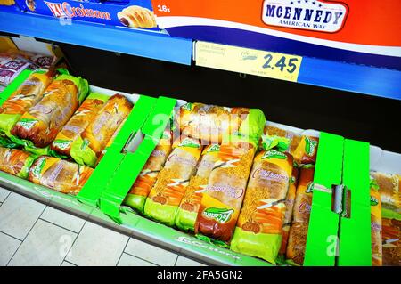 POZNAN, POLEN - 10. Feb 2016: Brot zum Verkauf in einem Lidl-Supermarkt Stockfoto