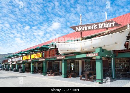 Mariners Wharf im Hafen von Hout Bay, Kapstadt, Südafrika, das ein Touristenziel und ein Restaurant ist Stockfoto