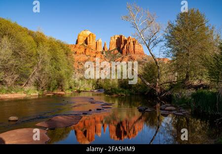 Cathedral Rock ist ein malerischer Sandsteingipfel in der Nähe der Stadt Sedona, Arizona, USA Stockfoto