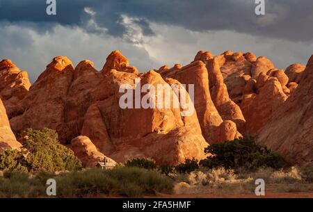 Die roten sandsteinfinnen sind Teil des Arches National Park, der Fiery Furnace genannt wird. Es liegt in der Nähe von Moab, Utah, USA. Stockfoto