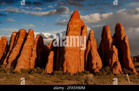 Die roten sandsteinfinnen sind Teil des Arches National Park, der Fiery Furnace genannt wird. Es liegt in der Nähe von Moab, Utah, USA. Stockfoto