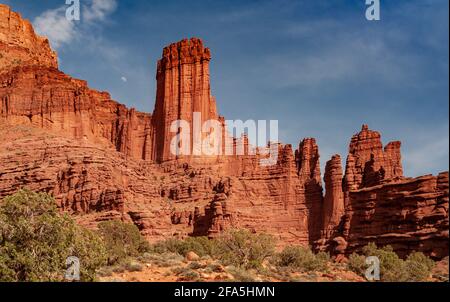 Die Fisher Towers sind eine beeindruckende Felsformation aus rotem Sandstein im Colorado River Valley in der Nähe von Moab, Utah, USA Stockfoto