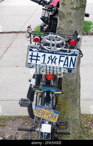 Ein engagierter New Yorker Yankees-Fan zeigt seine Loyalität auf seinem Fahrrad. In Flushing, Queens, New York. Stockfoto