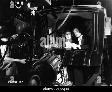 Kameramann JACK CARDIFF (teilweise verdeckt) MARIA SCHELL und ROBERT DONAT am Set offen während der Dreharbeiten Von DER ZAUBERBOX 1951 Regisseur JOHN BOULTING Drehbuch Eric Ambler basiert auf der Biographie Friese-Greene Close Up von an Erfinder des Ray Allister Produzenten Ronald Neame Kameramann Jack Cardiff Musik William Alwyn Festival Film Productions / British Lion Film Unternehmen Stockfoto