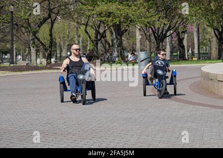 Ein Vater und anscheinend sein Sohn fahren auf gemieteten 3 Rad-Liegefahrrädern, die von Wheel Fun im Flushing Meadows Corona Park in Queens, New York, gemietet wurden. Stockfoto