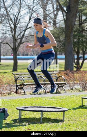 Eine attraktive, fittige Frau in der Midair-Klasse in Queens, New York City. Stockfoto