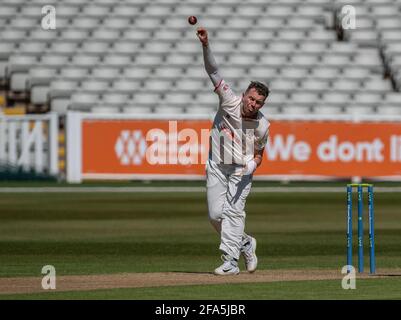 Edgbaston, Birmingham, Großbritannien. 23. April 2021.Essex's Peter Siddle Bowling in einem LV= Insurance County Championship-Spiel zwischen Warwickshire und Essex. Quelle: Nigel Parker/Alamy Live News Stockfoto