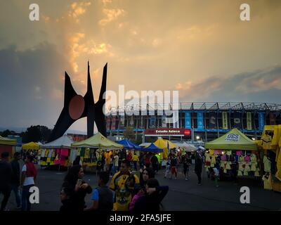 Azteca Stadion an einem Spieltag. Wunderschöner Sonnenuntergang. Menschenmenge, die im Stadion ankommt. Amerika gegen Puebla. Stockfoto