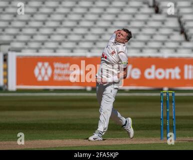 Edgbaston, Birmingham, Großbritannien. April 2021. Essex's Peter Siddle bowlen in einem LV= Insurance County Championship-Spiel zwischen Warwickshire und Essex. Quelle: Nigel Parker/Alamy Live News Stockfoto