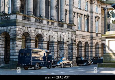 Edinburgh, Schottland, Großbritannien. 23rd April 2021. Dreharbeiten auf dem Parliament Square: Ein Drama aus der Zeit wird mit Oldtimern und Polizeifahrzeugen gedreht, die als Ein sehr britischer Skandal um die Herzogin von Argyll gedacht sind Stockfoto