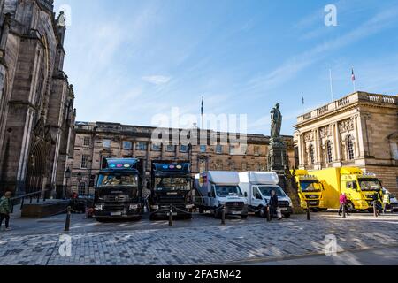 Edinburgh, Schottland, Großbritannien. 23rd April 2021. Dreharbeiten auf dem Parliament Square: Ein Drama aus der Zeit wird mit Oldtimern und Polizeifahrzeugen gedreht, die als Ein sehr britischer Skandal um die Herzogin von Argyll gedacht sind Stockfoto